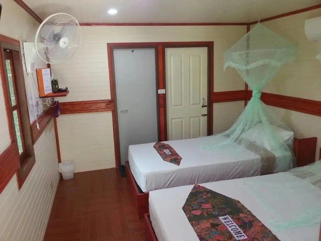 Фаном: The royal bamboo lodge