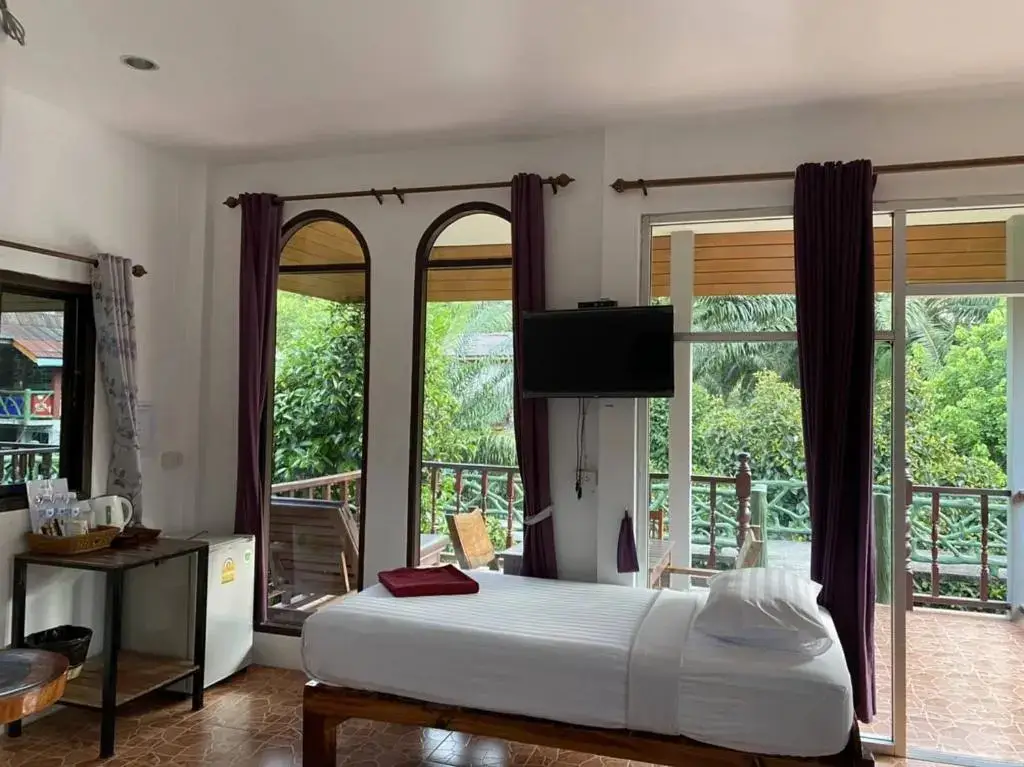 Фаном: Khao Sok Jungle Huts Resort