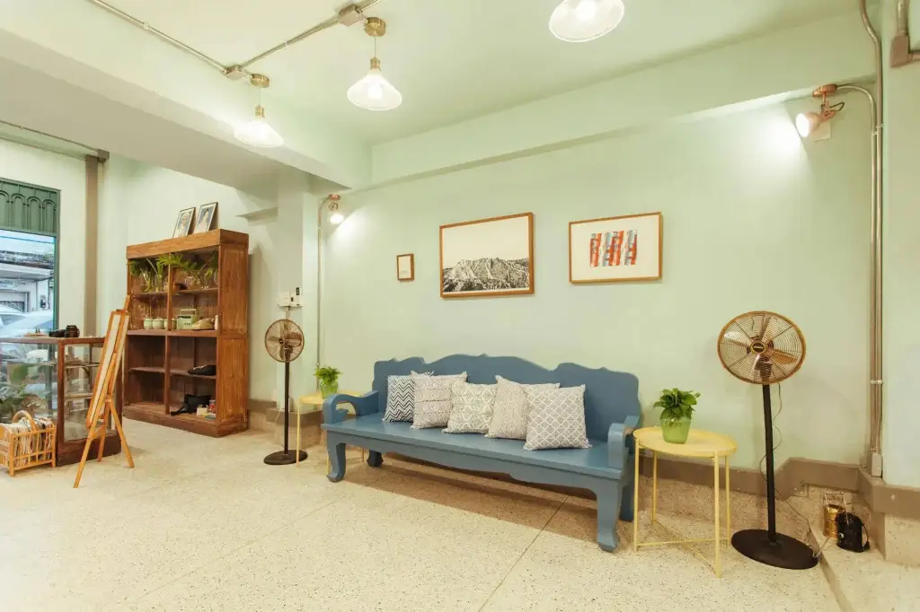Транг: A Local Something Hostel