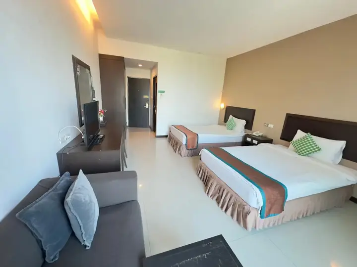 Нахон Фаном: I Hotel