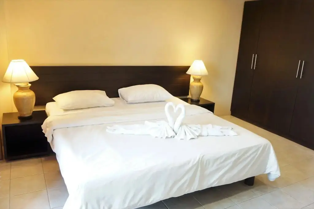 Пхукет: Chaofa West Suites