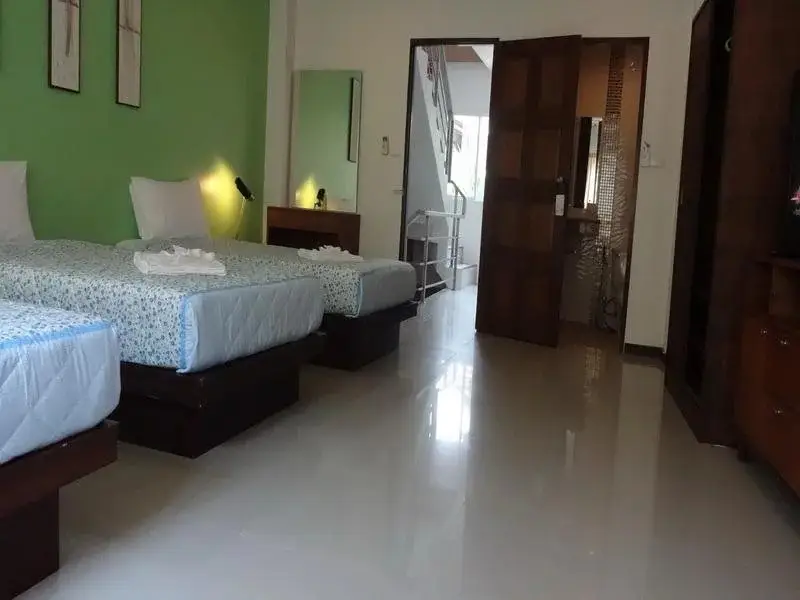 Кату: Five Elephant Hostel