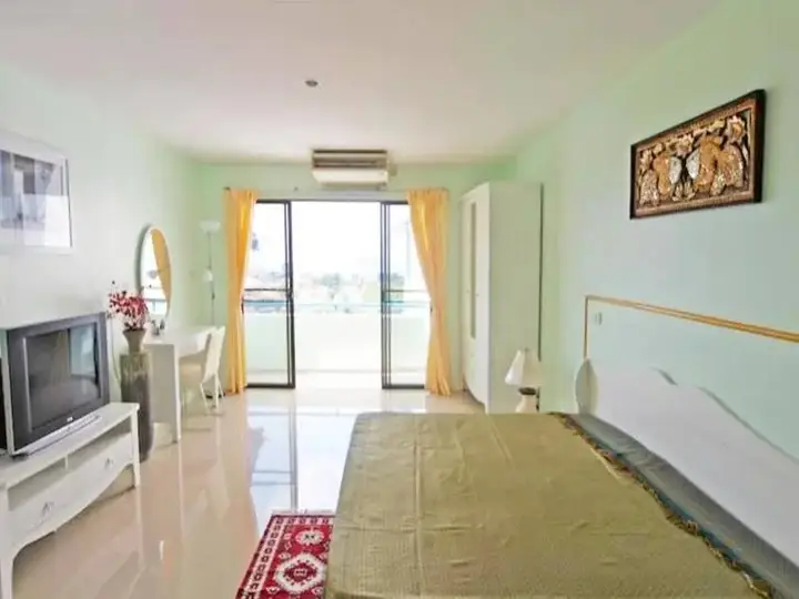Паттайя: Villa Germania Whirl Pool Apartment