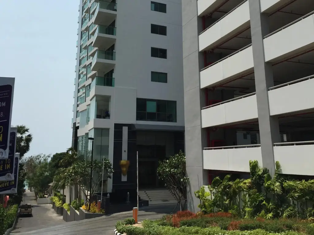 Wong Amat Tower by Liberty Group Apartment — фото 1