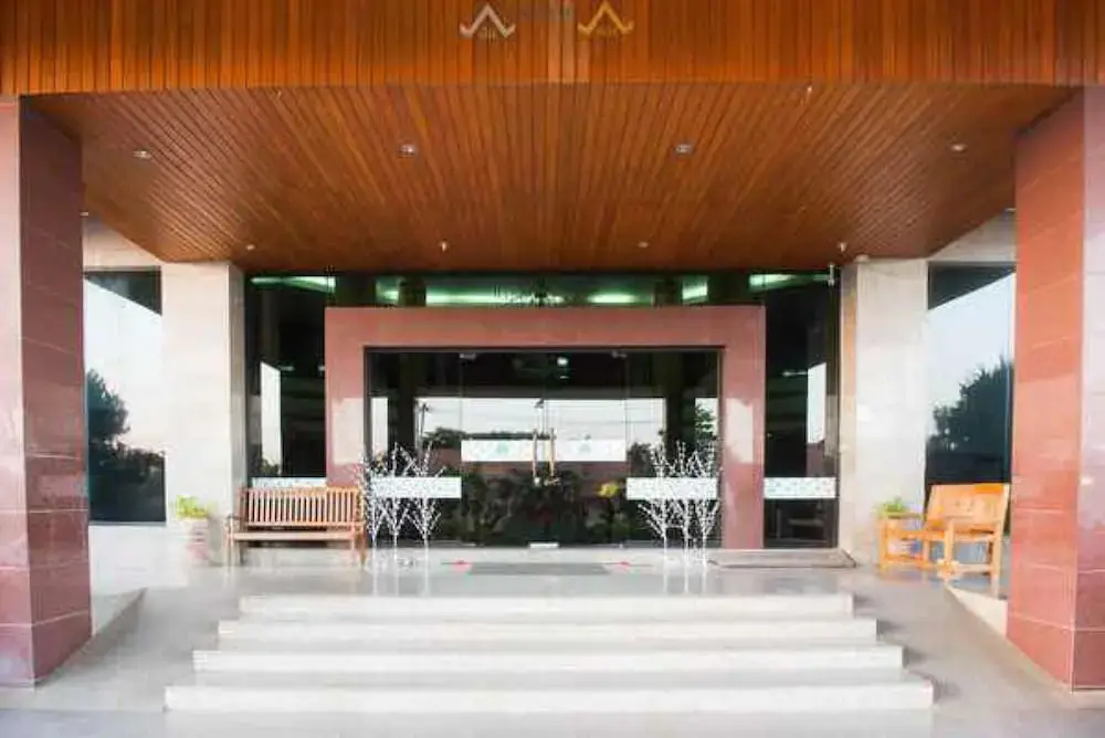 JP Emerald Hotel — фото 1