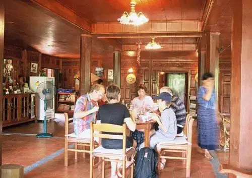 Банг-Яй: Thai House House
