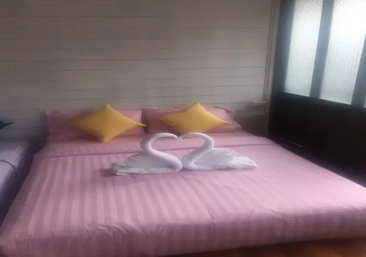 Столичный район Чантхабури: At Rimnam Chan Hostel