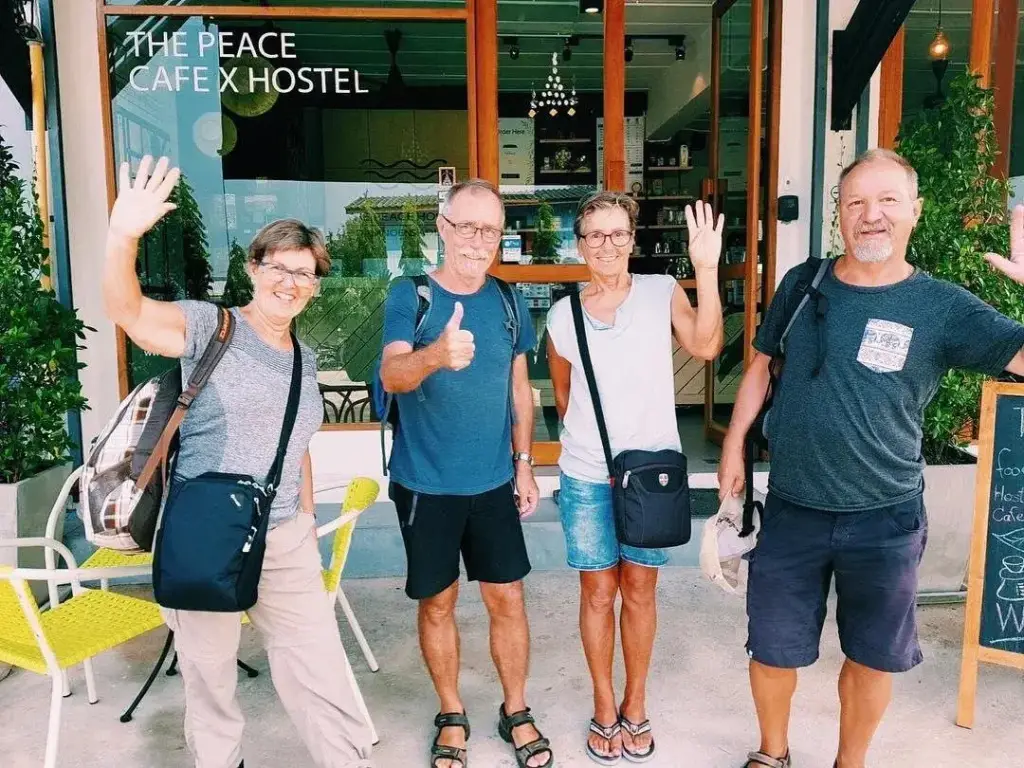 Дамноен Садуак: The Peace Hostel