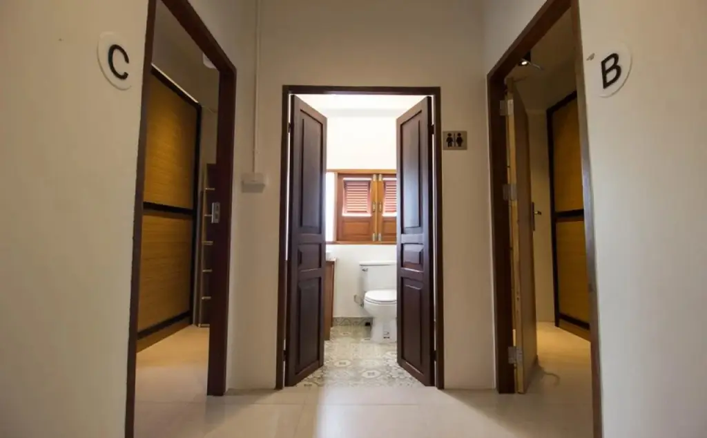 Дамноен Садуак: The Peace Hostel