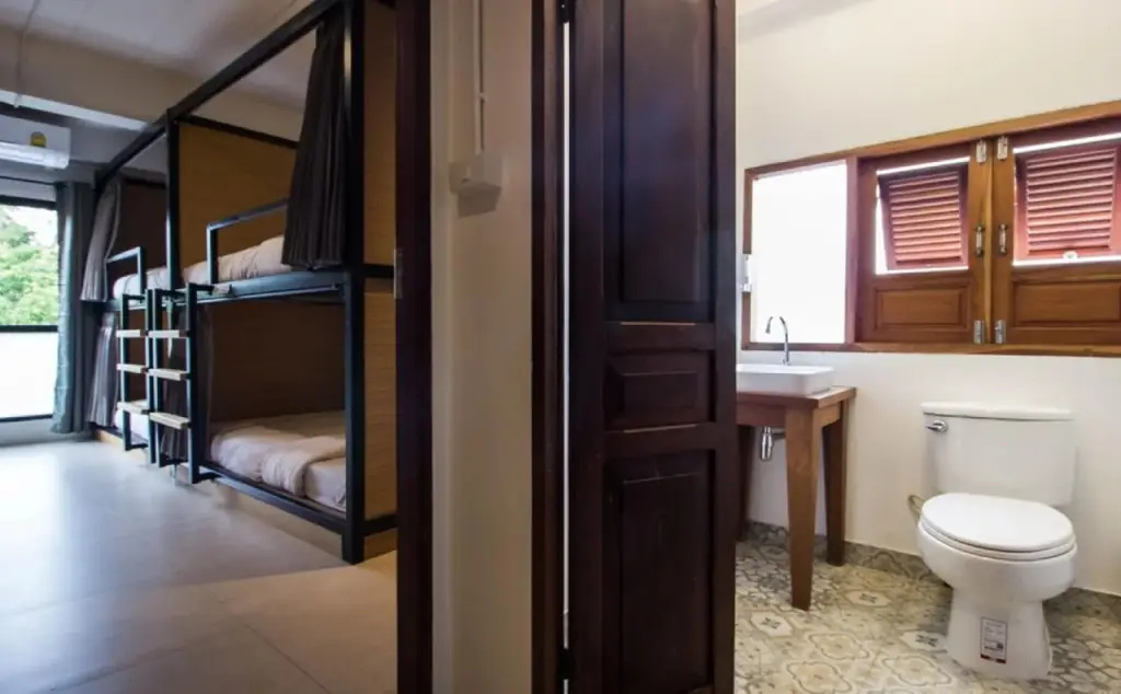 Дамноен Садуак: The Peace Hostel