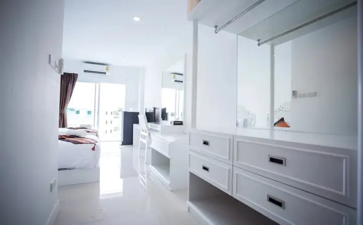 Так: White House Hotel