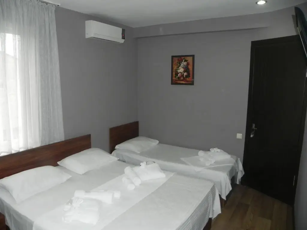 Батуми: Hotel Leon