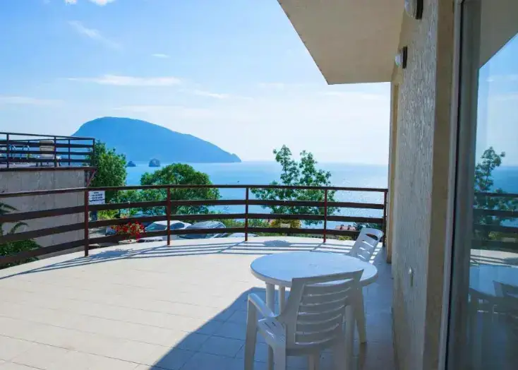 Утёс: Priliv Hotel