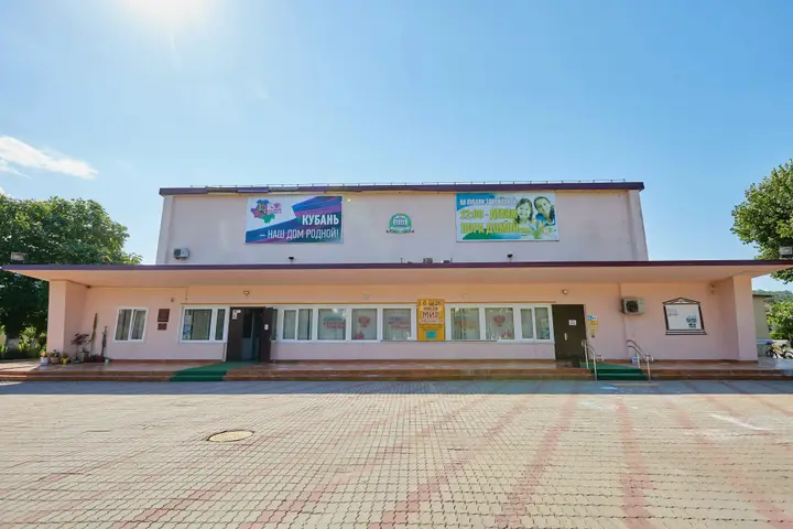 Новомихайловский: Салют