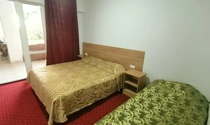 Гагра: Серебряный двор
