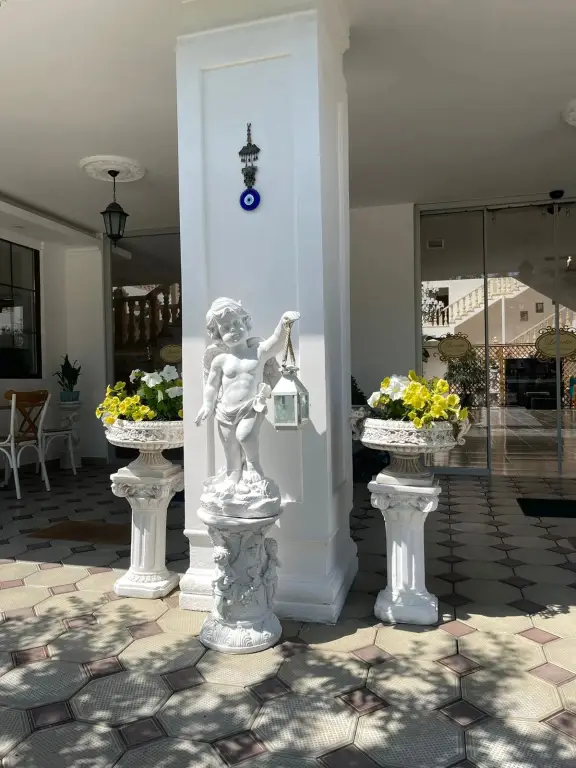 Лдзаа: Lucette Guest House