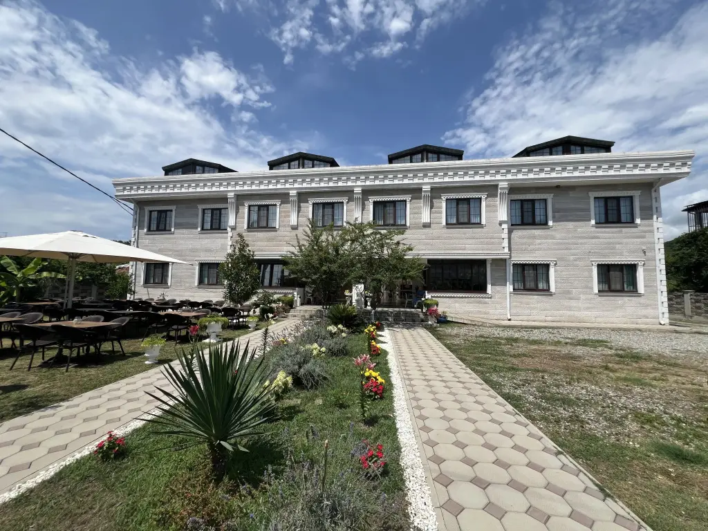 Лдзаа: Lucette Guest House