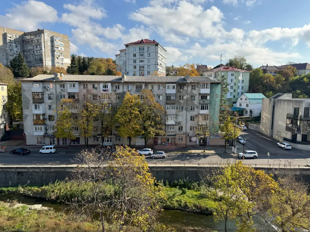 Агой: Апартаменты с балконом у реки рядом с пляжем