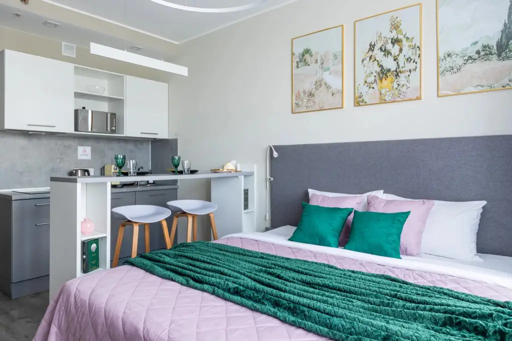 Адлер: RoomyRoom (РумиРум) на проспекте Витебский 101 корпус 1
