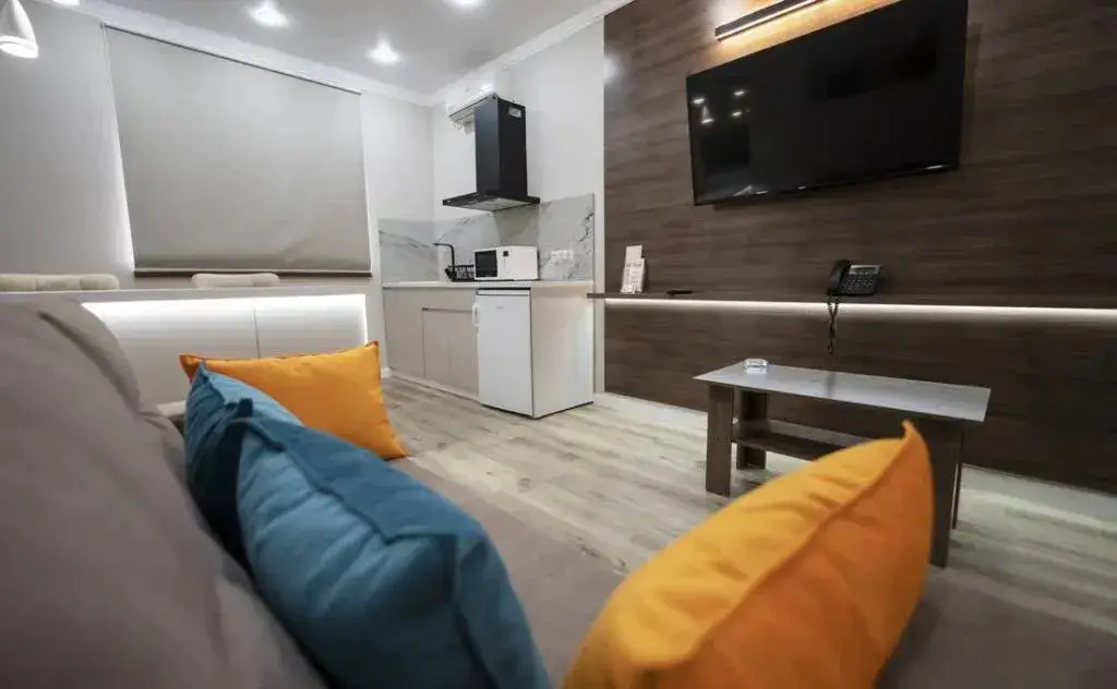 Саки: Hotel Elit