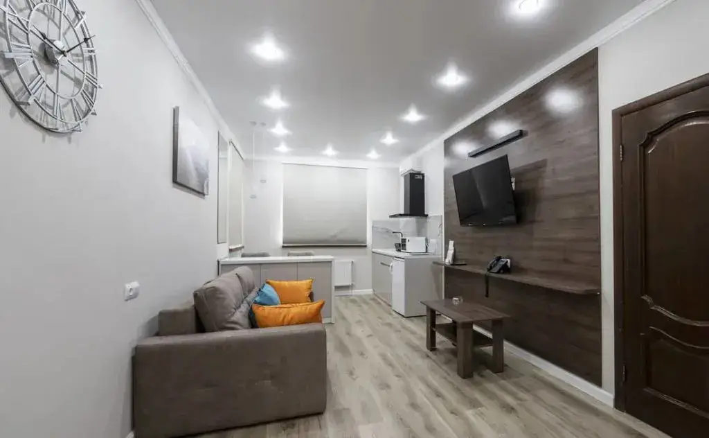 Саки: Hotel Elit