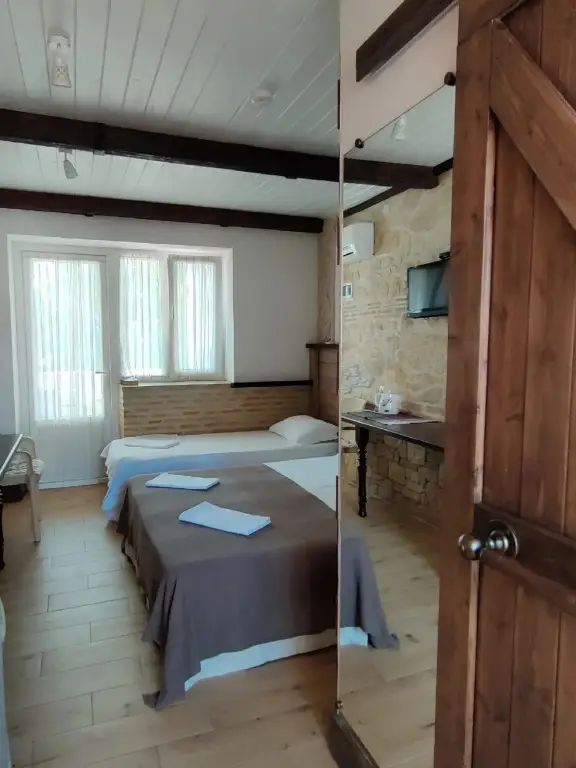 Саки: Kantri Guest House