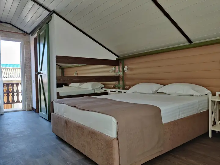 Саки: Kantri Guest House