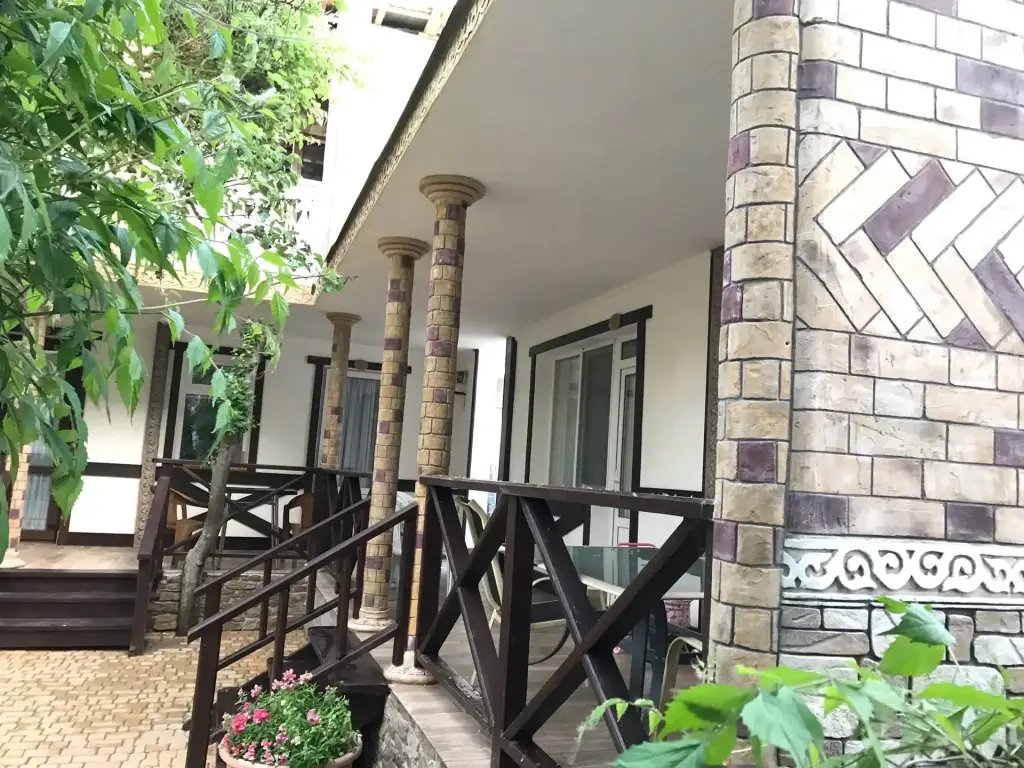Саки: Kantri Guest House