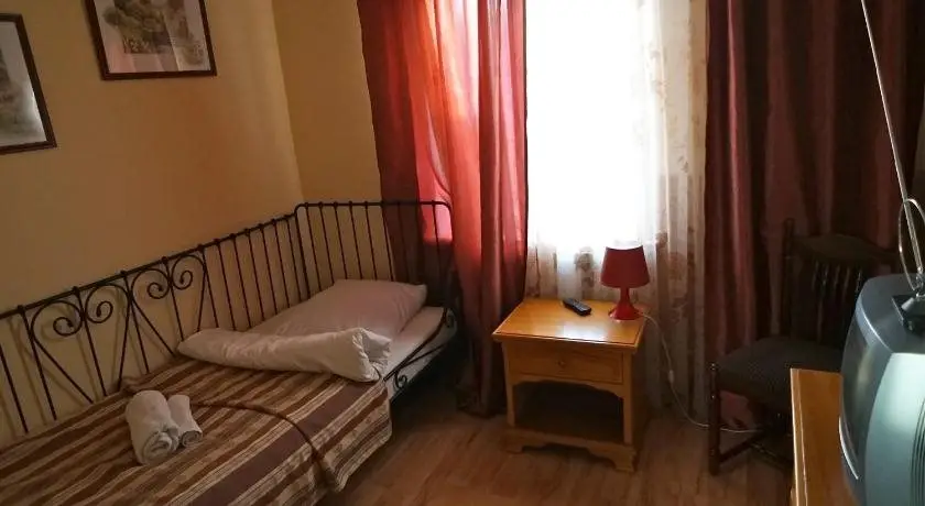 Янино-1: Гостевой дом Helen's Home