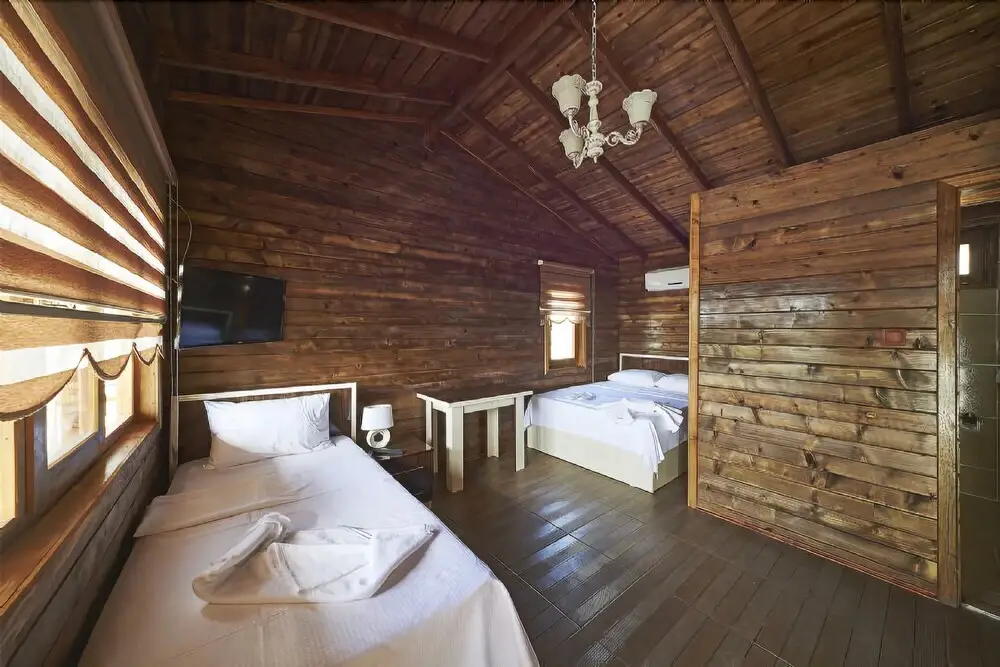 Коюневи: Ada Motel