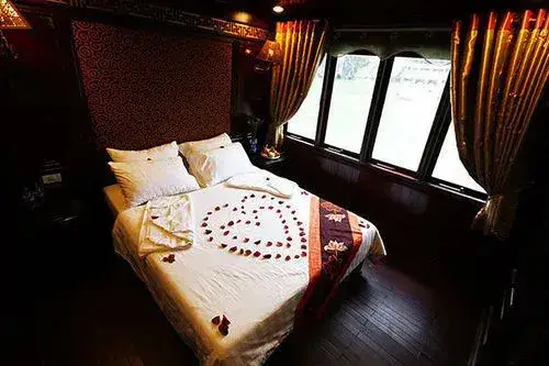 Халонг: Calypso Cruise
