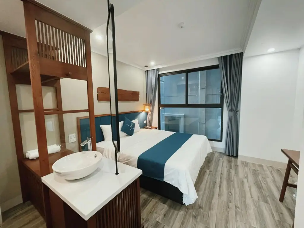Халонг: The Light Hotel