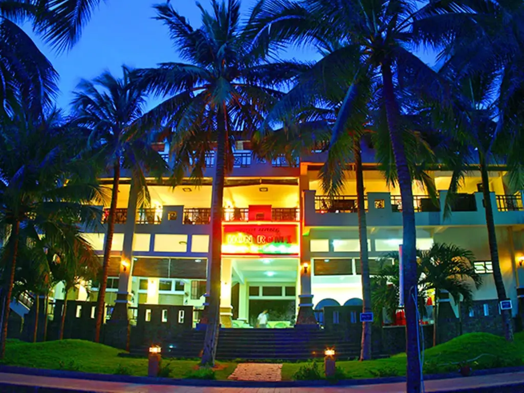 Hon Rom Central Beach Resort — фото 1