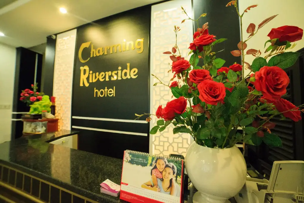 Purple Hue Charming Riverside Hotel — фото 1