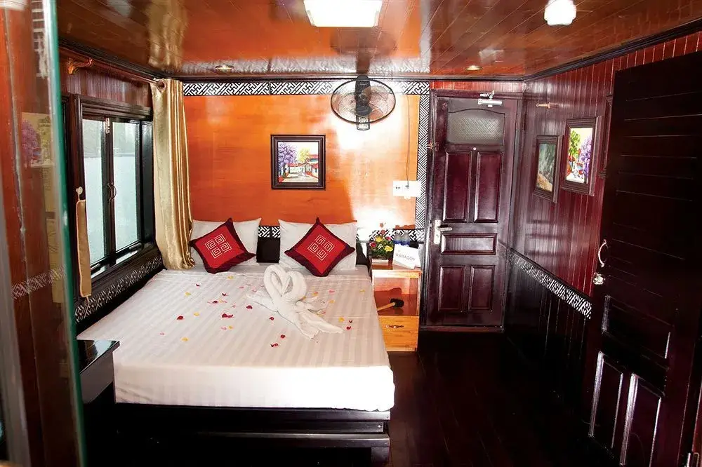 Халонг: Paragon Sancy Cruise