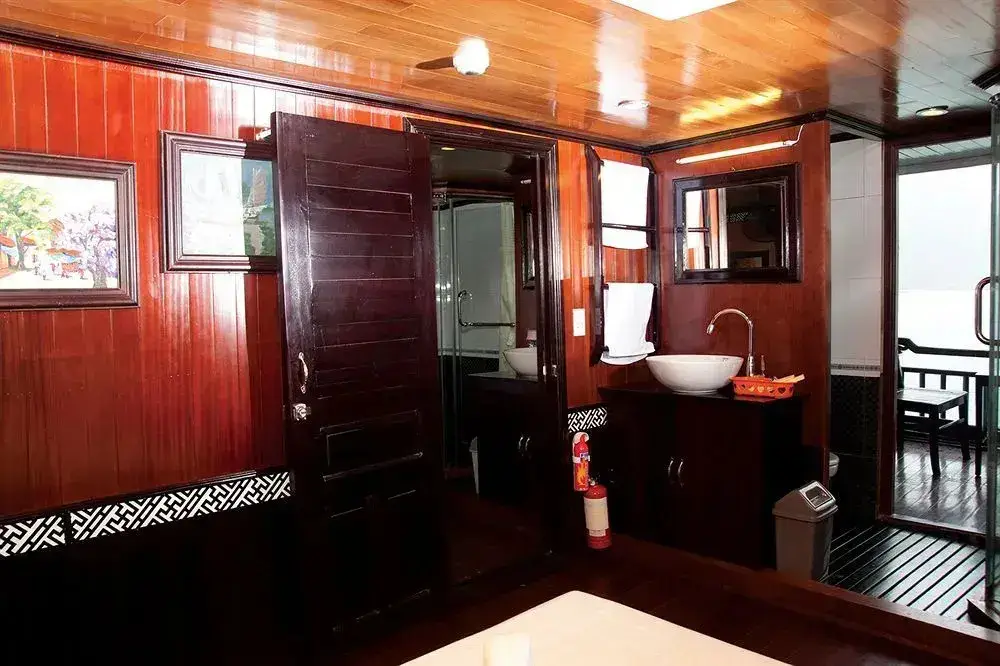 Халонг: Paragon Sancy Cruise