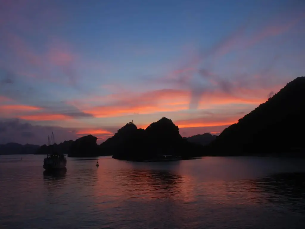 Халонг: Halong Dragon Cruise
