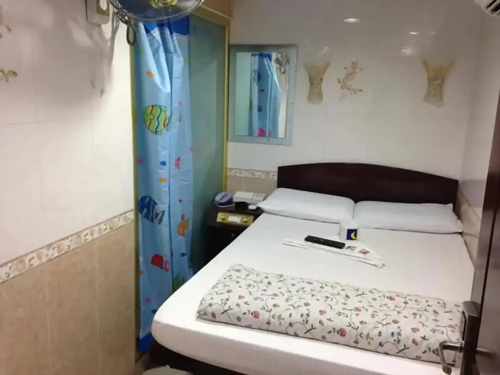 Гонконг: Everest Hostel Block E