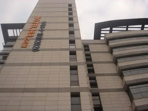 Motel 168 (Shanghai Hongqiao Hub, Qixin Road Metro Station) — фото 1