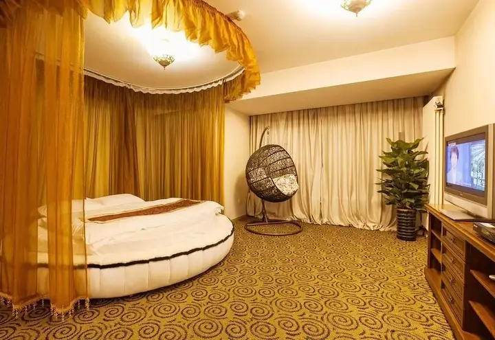 Пекин: Shiyu Round-bed Theme Service Apartment