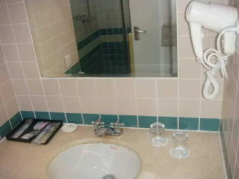 Шанхай: Motel 168 Ao Men Road Inn