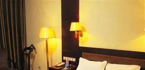 Хецзе: Heze Peace Hotel