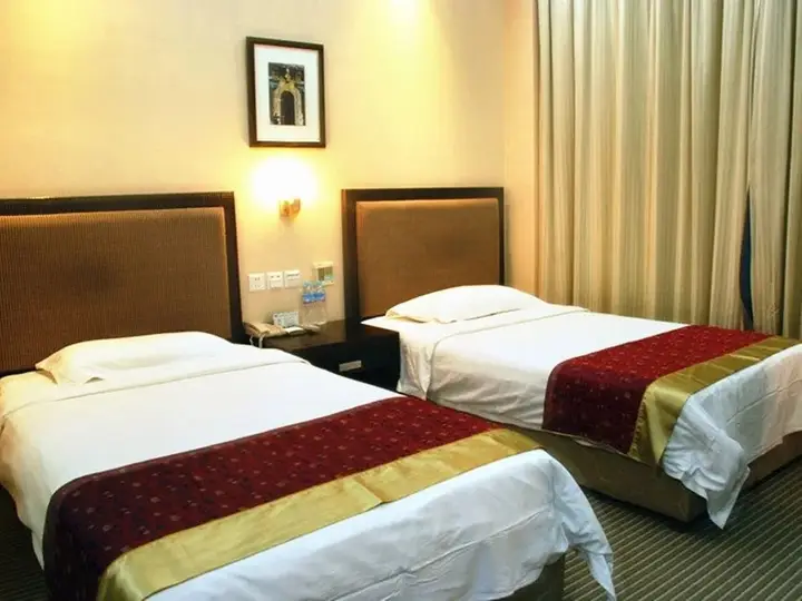 Цзинань: Hirun Jinan International