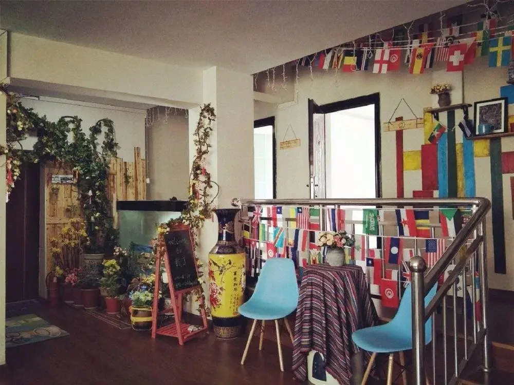 Ухань: Wuhan B & B brigade wearing Dengqen