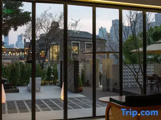 Чунцин: Serenity Tile Retreat