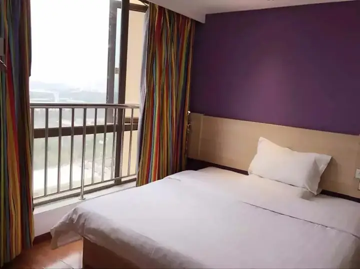 Чунцин: 7 Days Inn (Chongqing University Town Xijie Pedestrian Street)