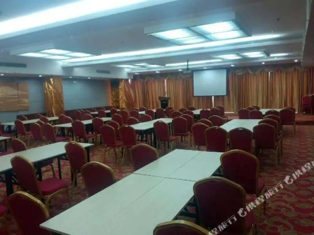 Хецзе: Qisheng banquet  Center