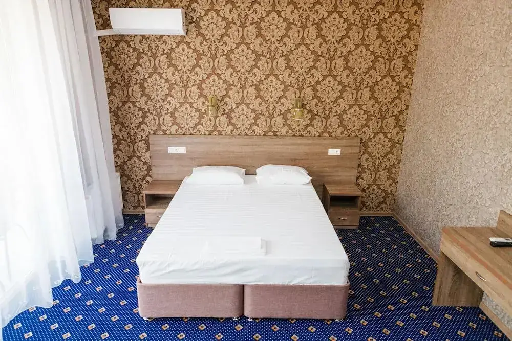 Агой: Отель Ревю