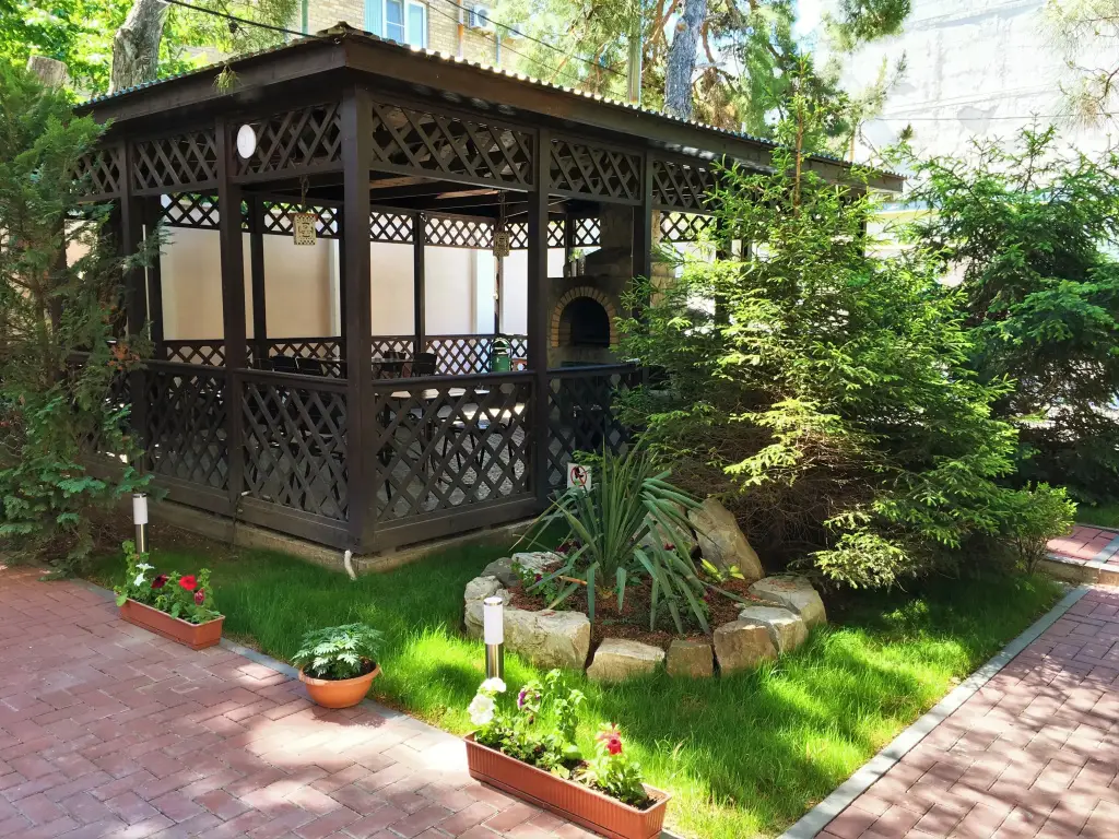 Геленджик: Гостевой дом Сосновая дача