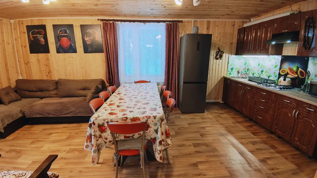 Селище: Гостевой дом с баней в сосновом бору у озера, рядом с турбазой Чайка